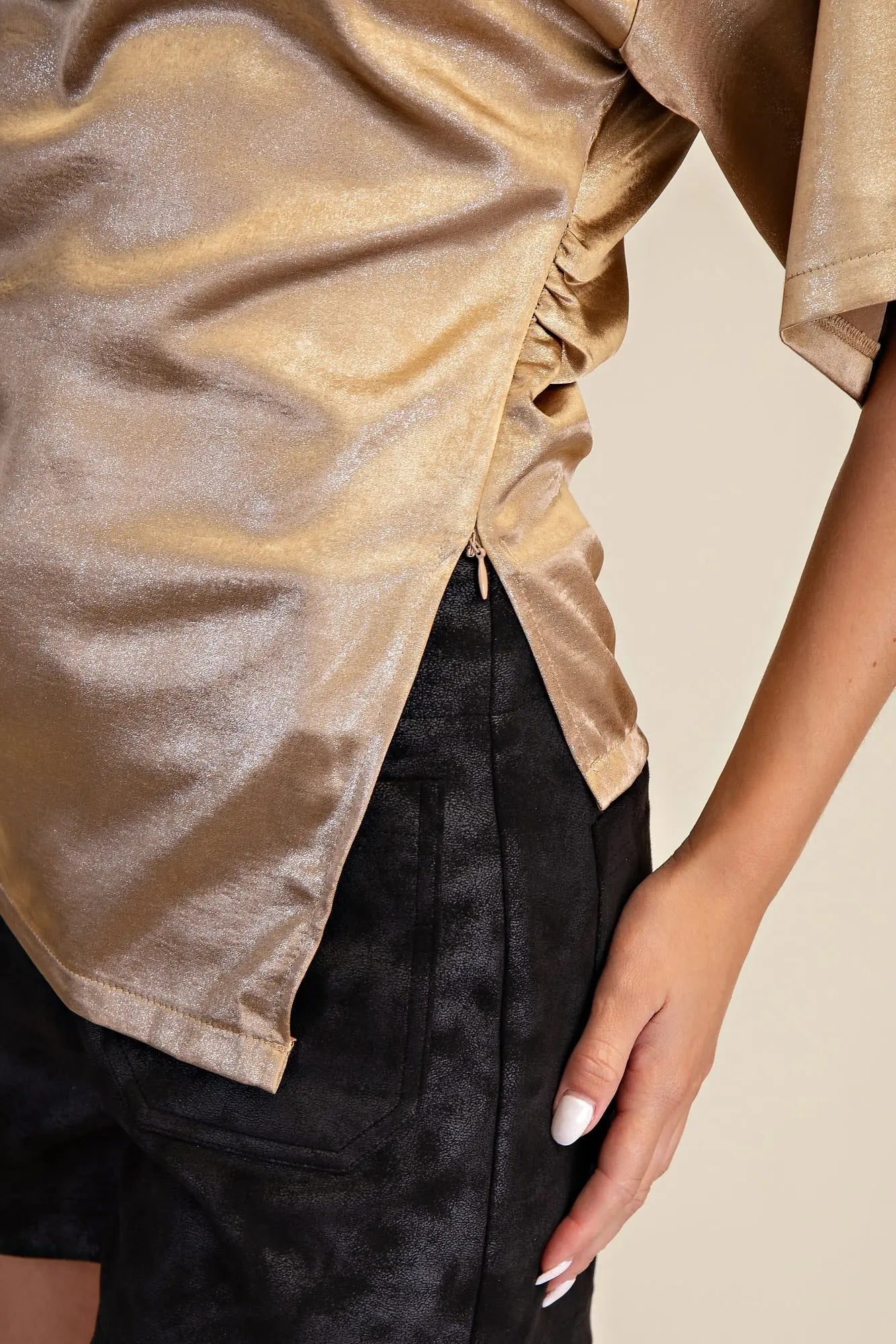 Glam Round neck asymmetrical hem short sleeve top